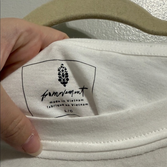 Free People Movement Inspire Boxy Cropped Shirt Size L White Orange Blue Logo - Picture 5 of 6